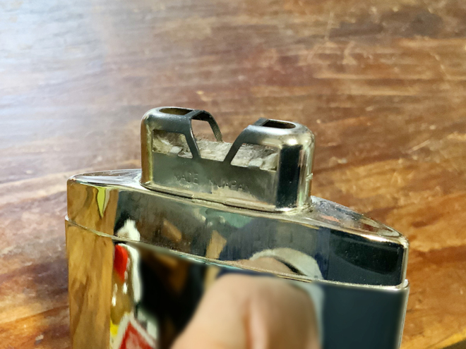 ハクキンカイロの蓋をはずしたところ。火口部分のアップ。金属の覆いの中にわた状のプラチナがあります。